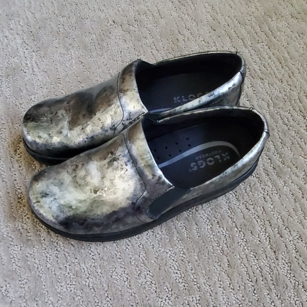 Super cute metallic silver Klogs